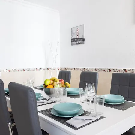 Three Spacious 150m From The Americas Promenade