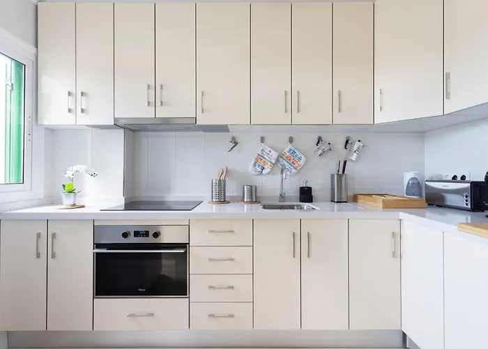 Three Spacious 150m From The Americas Promenade *