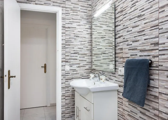 Three Spacious 150m From The Americas Promenade